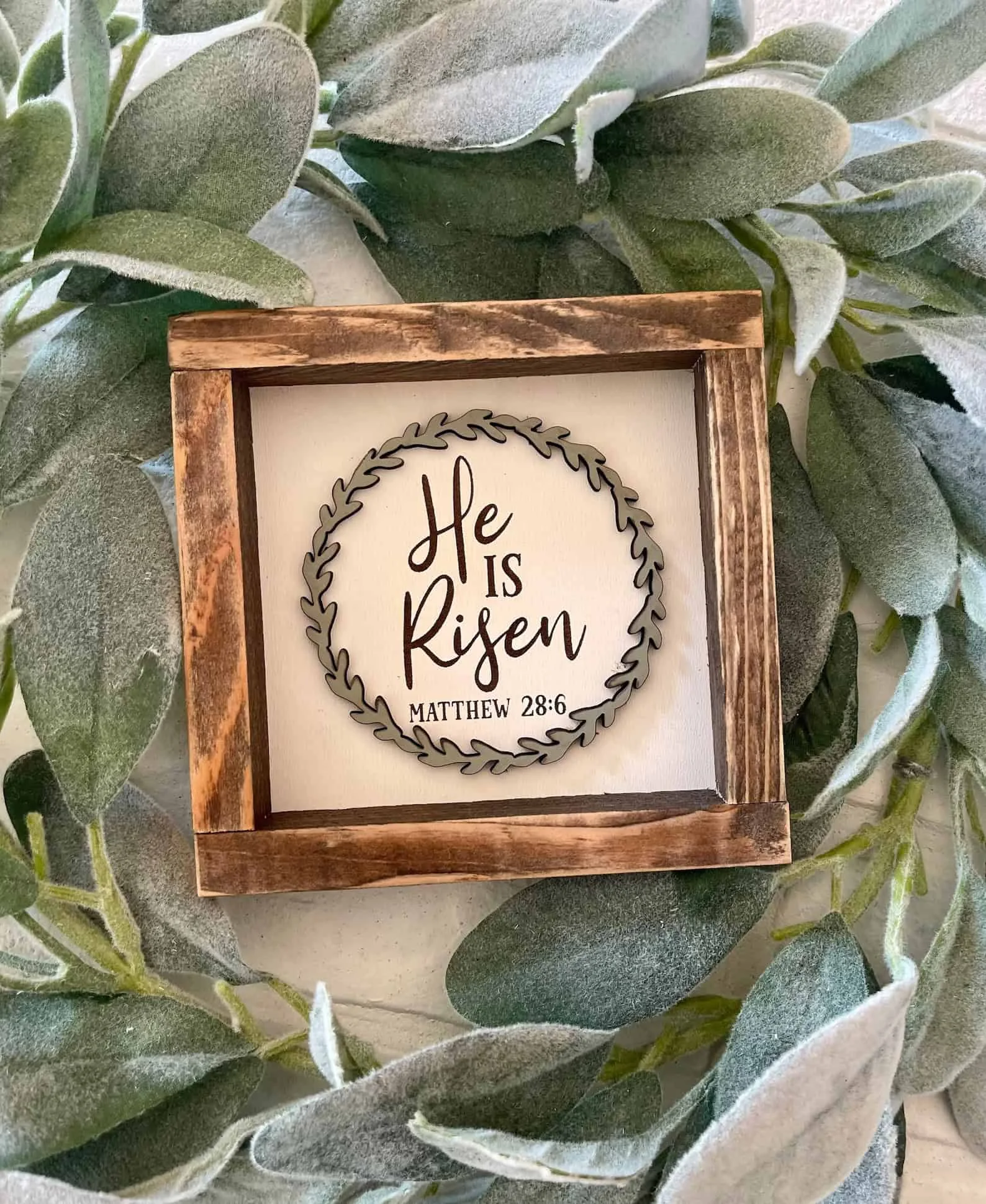 4. 农场风格装饰，带有“他复活了”字样