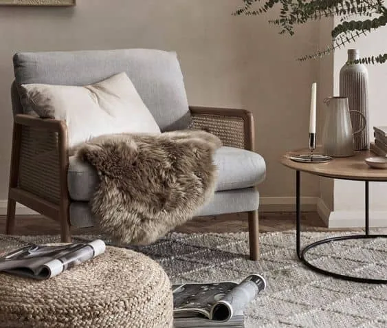 用特色扶手椅装饰玄关的建议