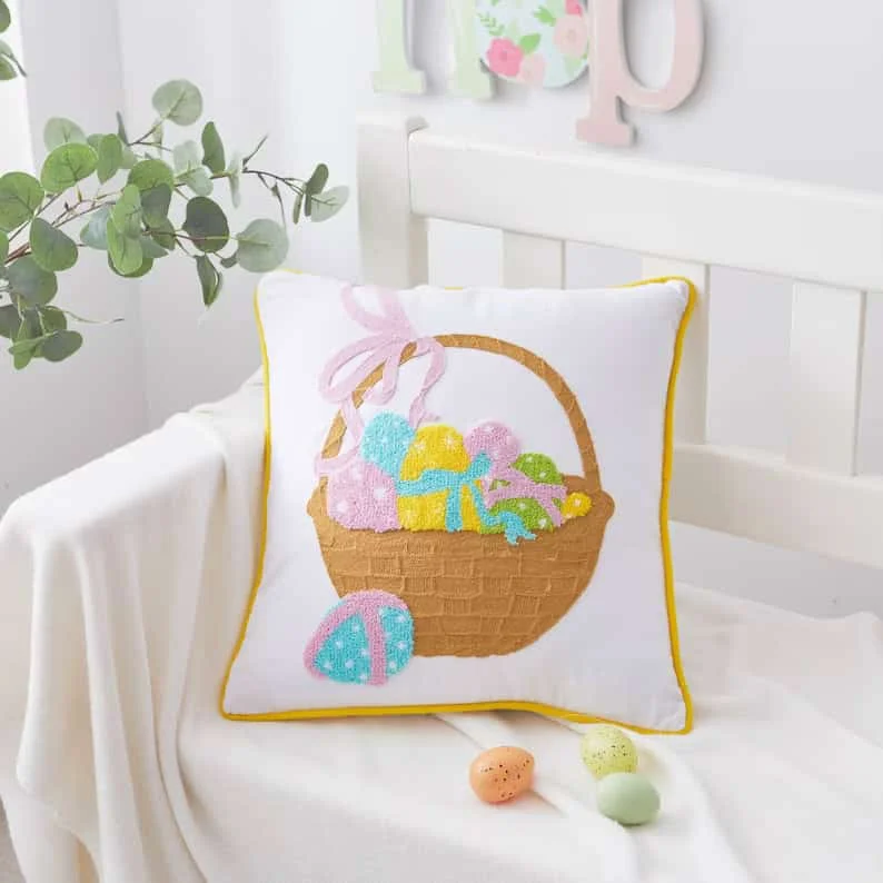 13. Almohada con huevos en canasta