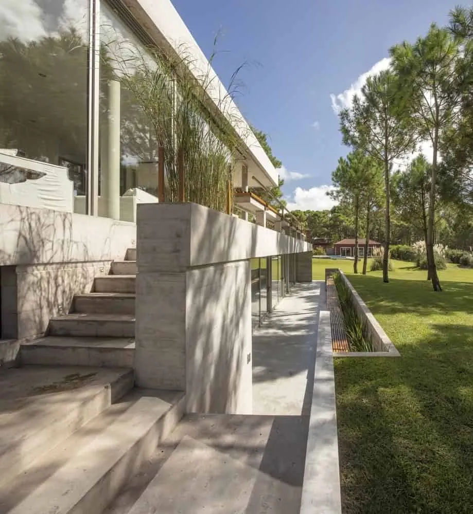 Estudio Frolik设计的十棵松树之家，阿根廷皮纳马尔