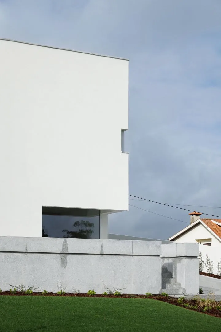 圣玛丽亚纳的现代简约白墙住宅，由赫尔德·达·罗奇建筑事务所设计，位于葡萄牙卢萨达