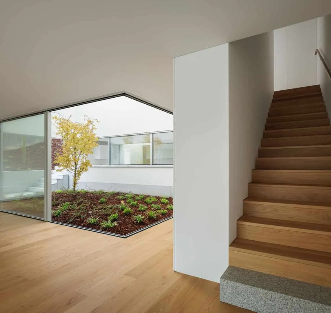 圣玛丽亚纳的现代简约白墙住宅，由赫尔德·达·罗奇建筑事务所设计，位于葡萄牙卢萨达