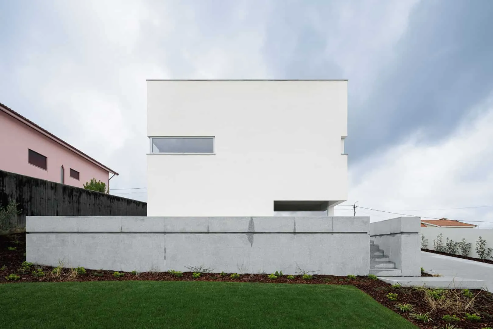 圣玛丽亚纳的现代简约白墙住宅，由赫尔德·达·罗奇建筑事务所设计，位于葡萄牙卢萨达