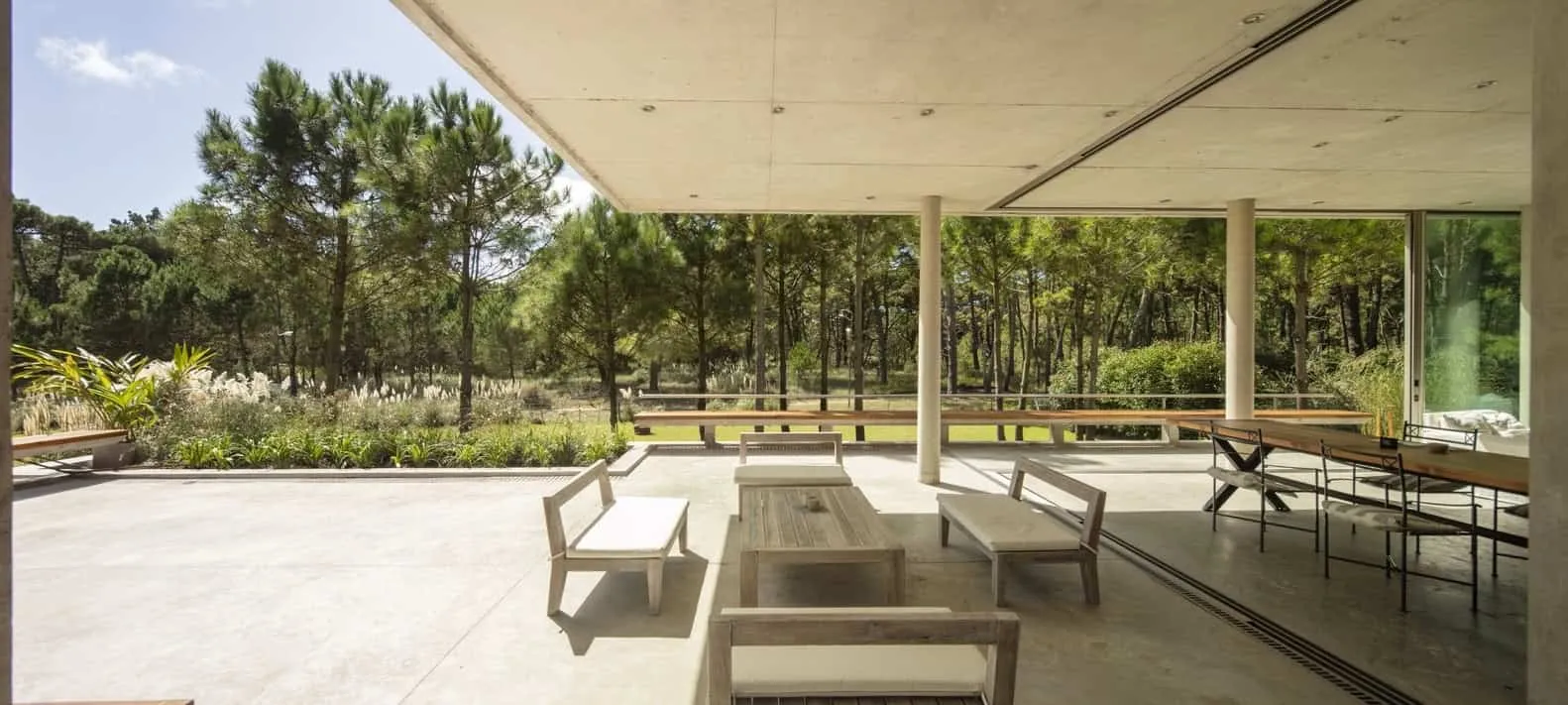 Estudio Frolik设计的十棵松树之家，阿根廷皮纳马尔