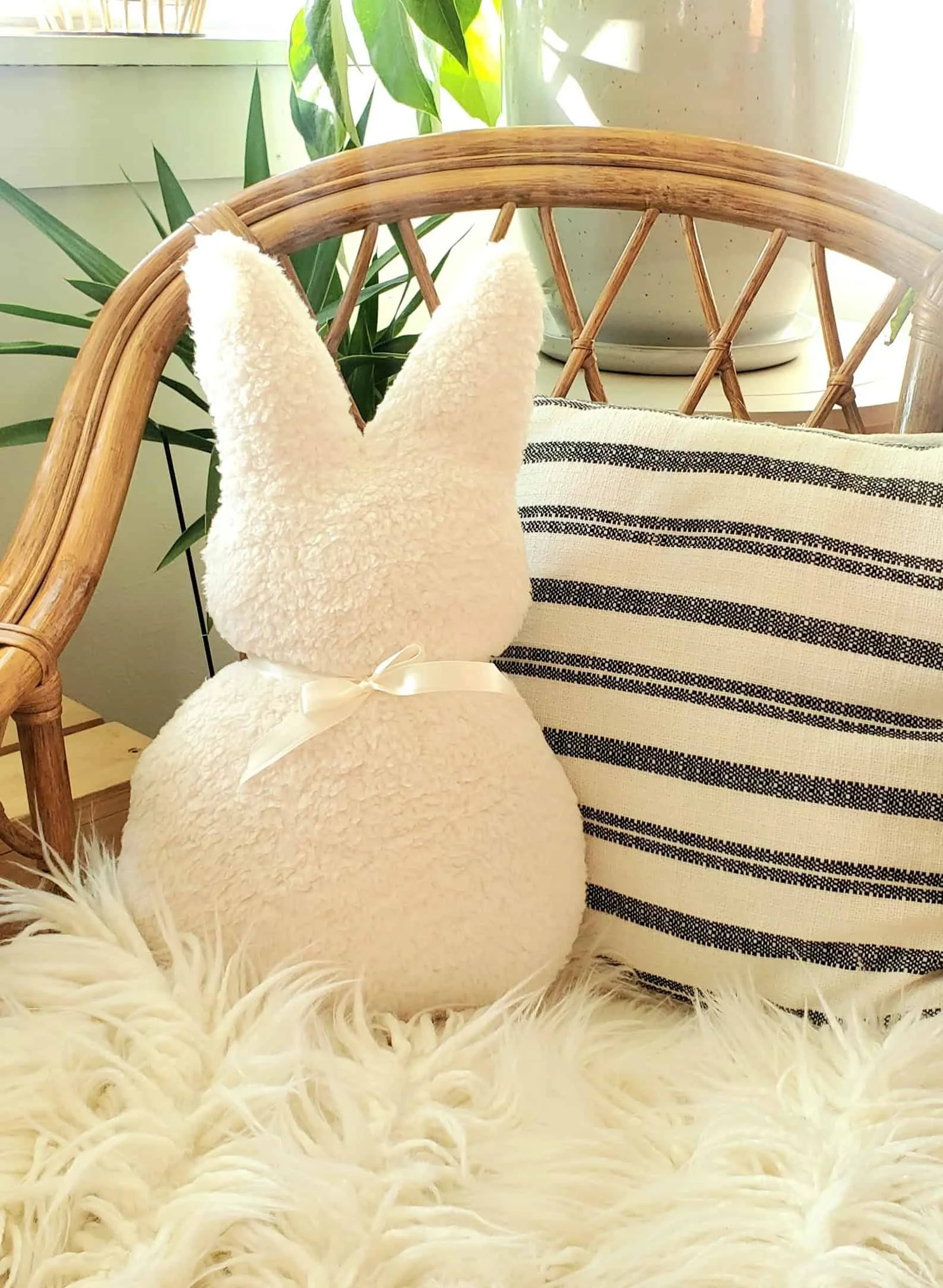 3. Almohada con conejo de lana
