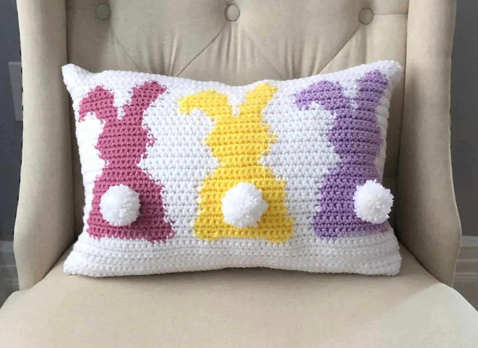 14. Almohada con conejos en rama