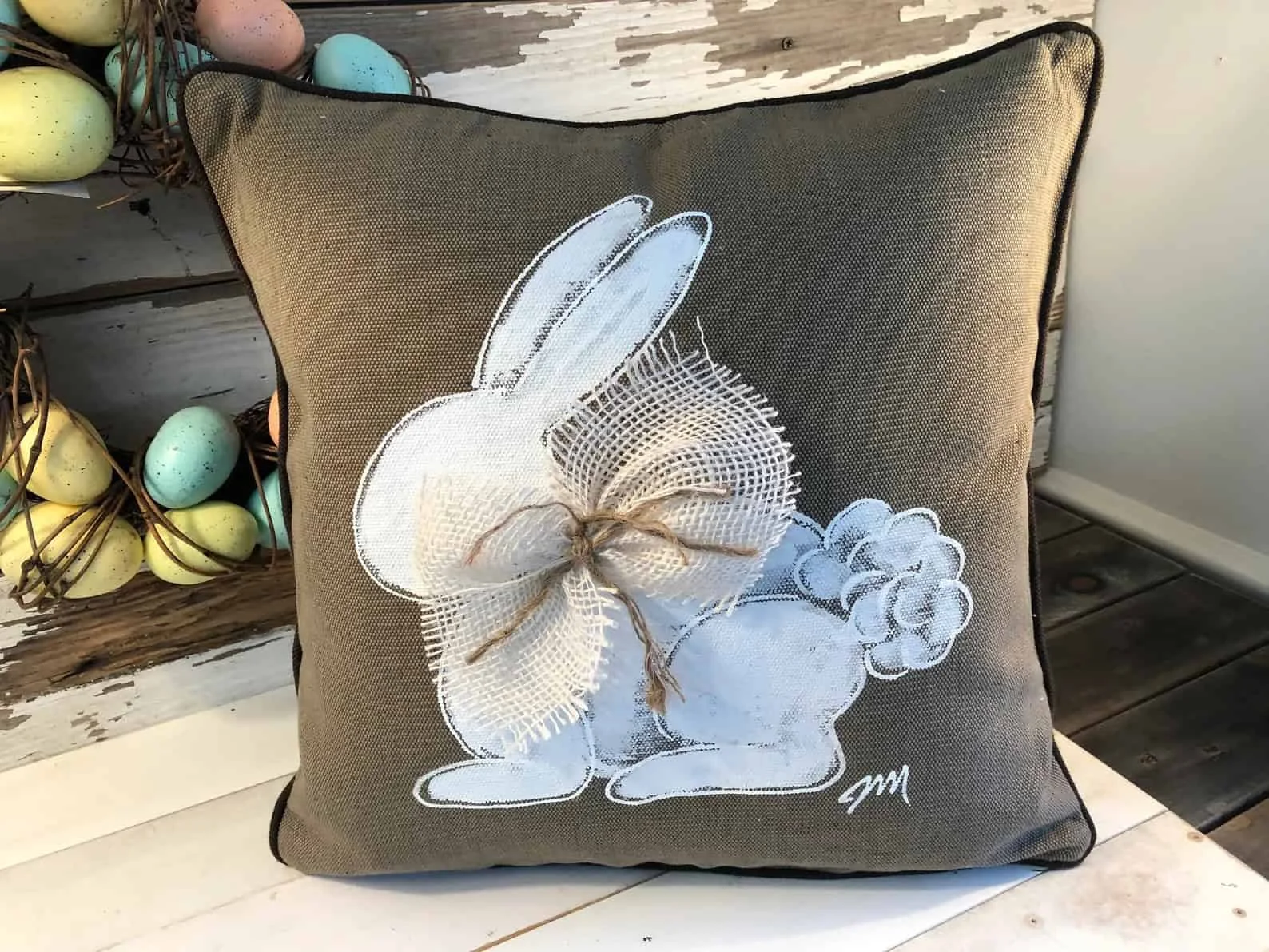 6. Almohada con conejo de terciopelo