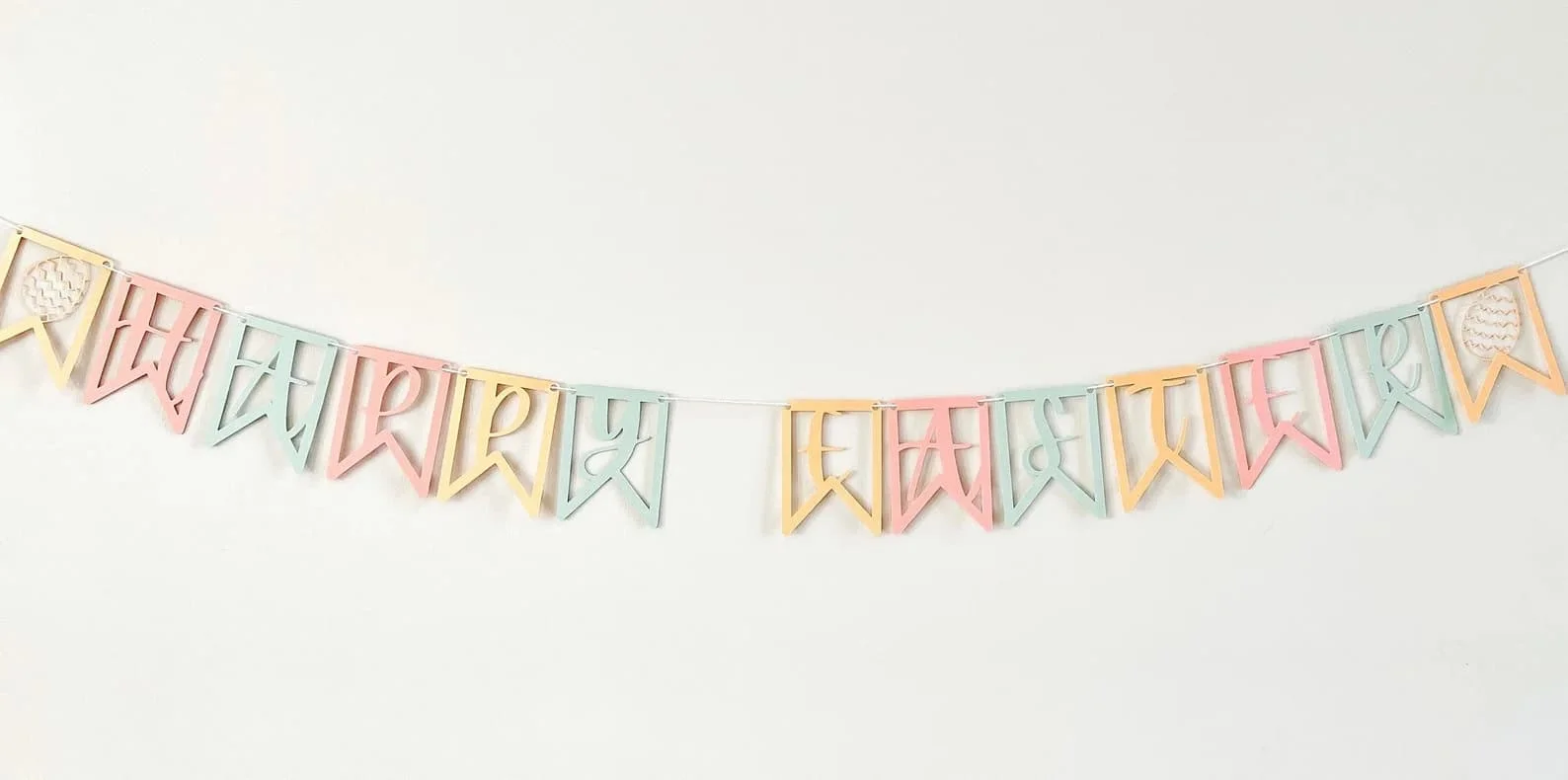 14. Cinta de pancartas felicitadoras con el mensaje «Feliz Pascua»