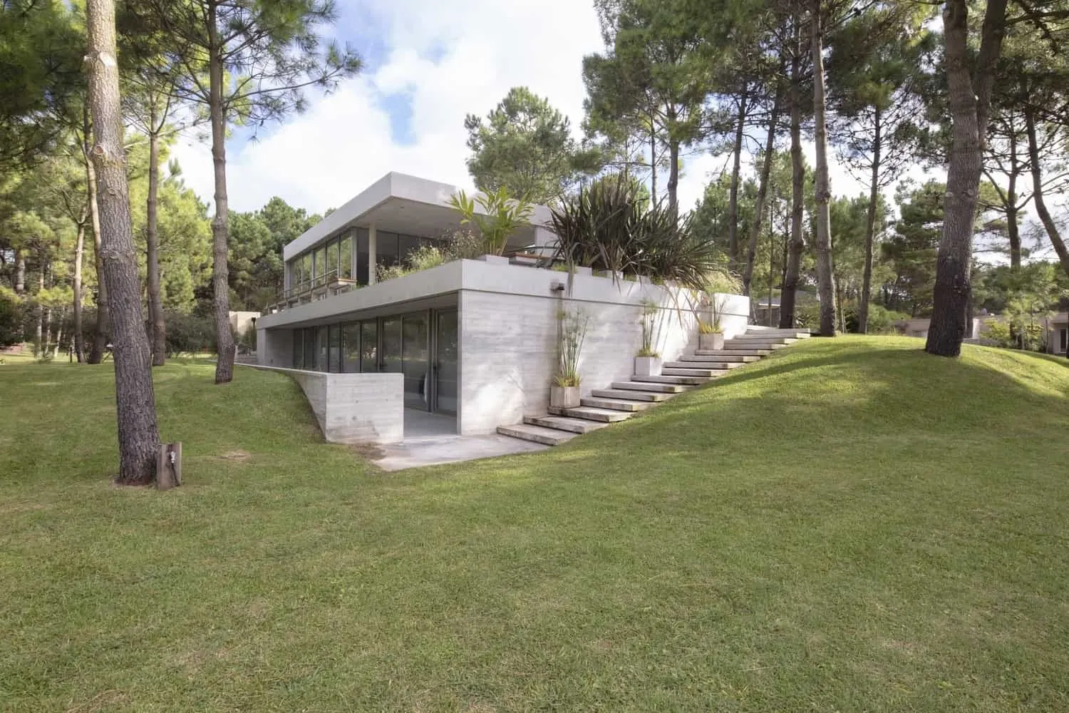 Estudio Frolik设计的十棵松树之家，阿根廷皮纳马尔