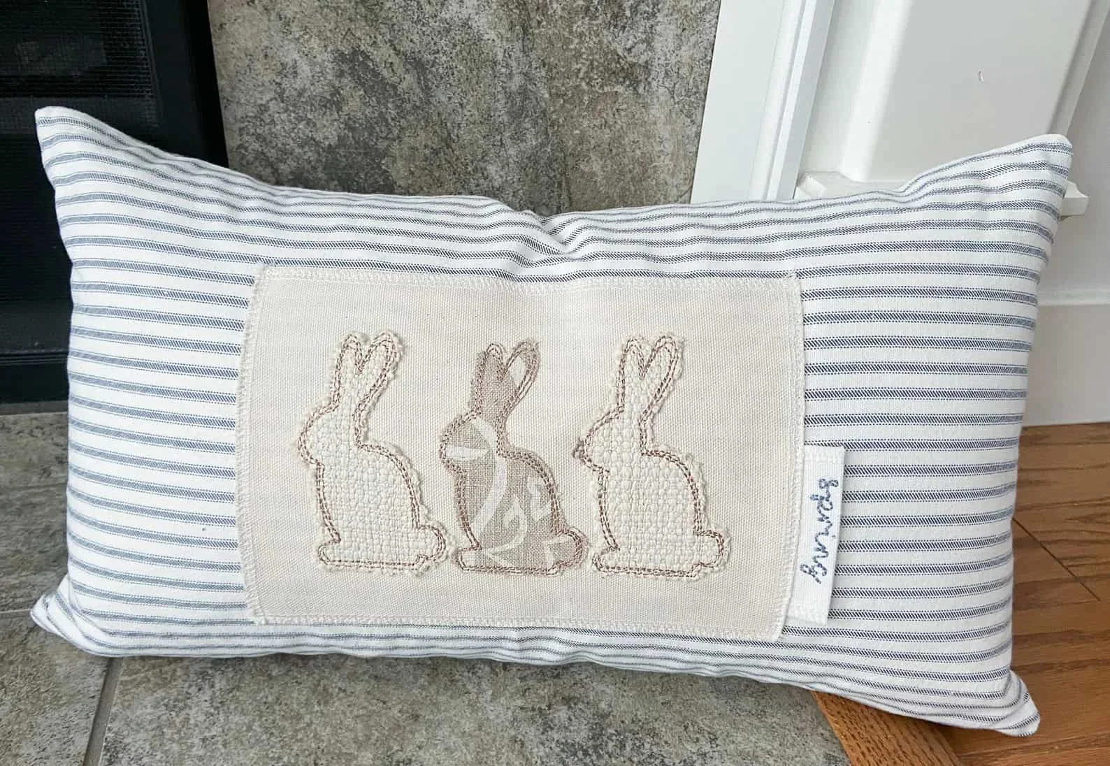 15. Almohada con conejo bordado