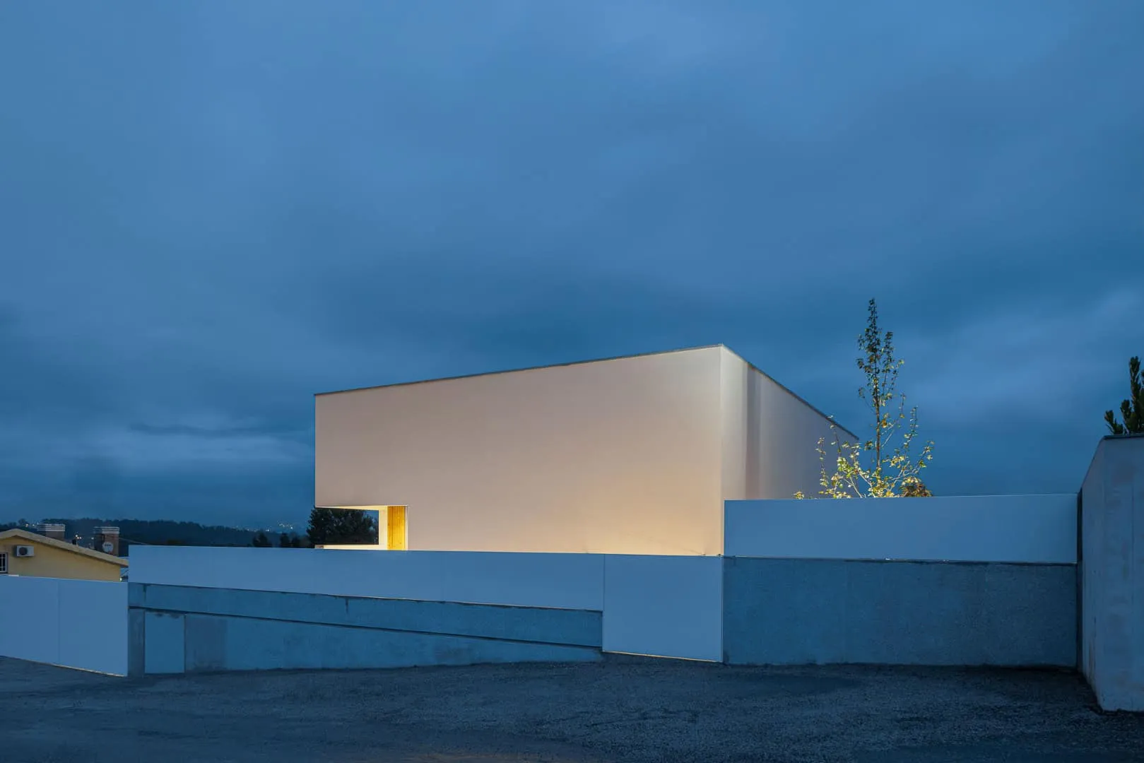 圣玛丽亚纳的现代简约白墙住宅，由赫尔德·达·罗奇建筑事务所设计，位于葡萄牙卢萨达