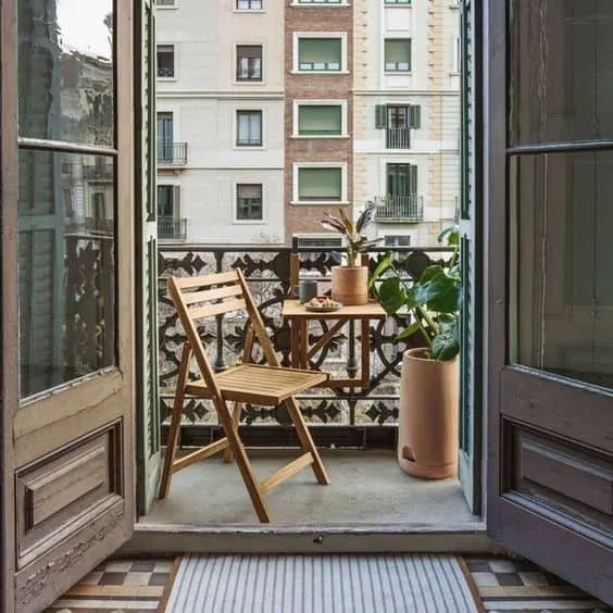 用这些巧妙的桌子为您的阳台获取灵感