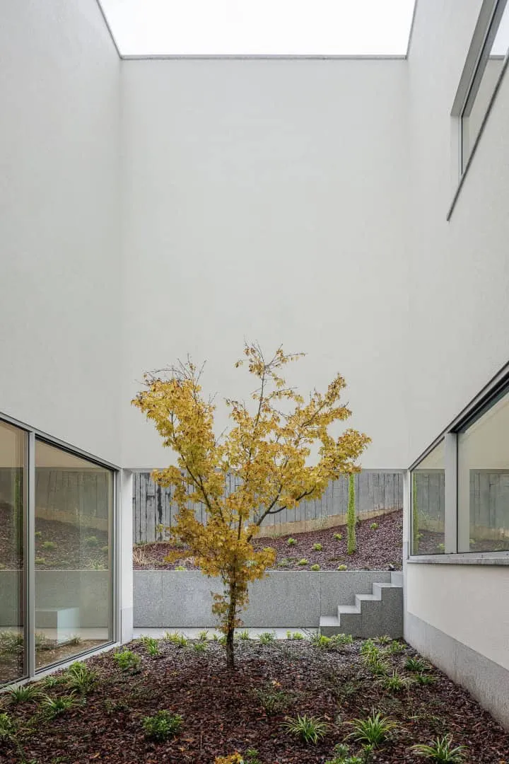 圣玛丽亚纳的现代简约白墙住宅，由赫尔德·达·罗奇建筑事务所设计，位于葡萄牙卢萨达