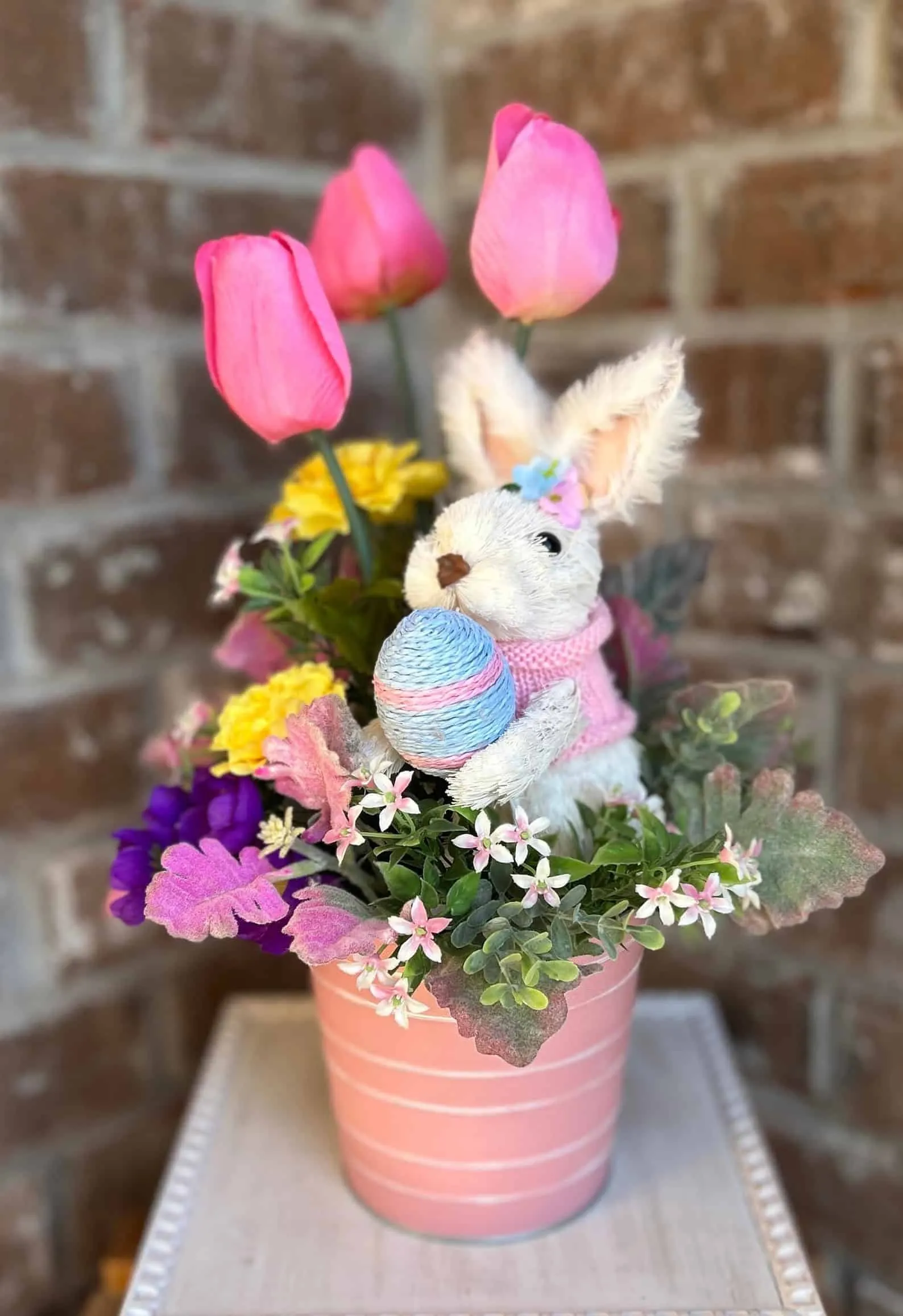 2. 复活节兔子中心装饰