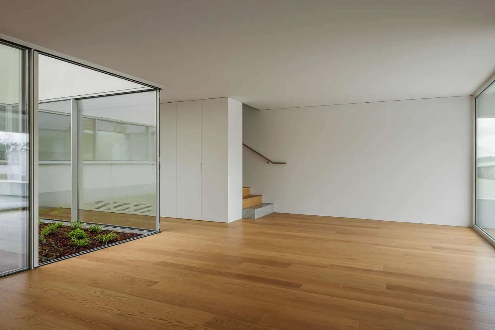 圣玛丽亚纳的现代简约白墙住宅，由赫尔德·达·罗奇建筑事务所设计，位于葡萄牙卢萨达