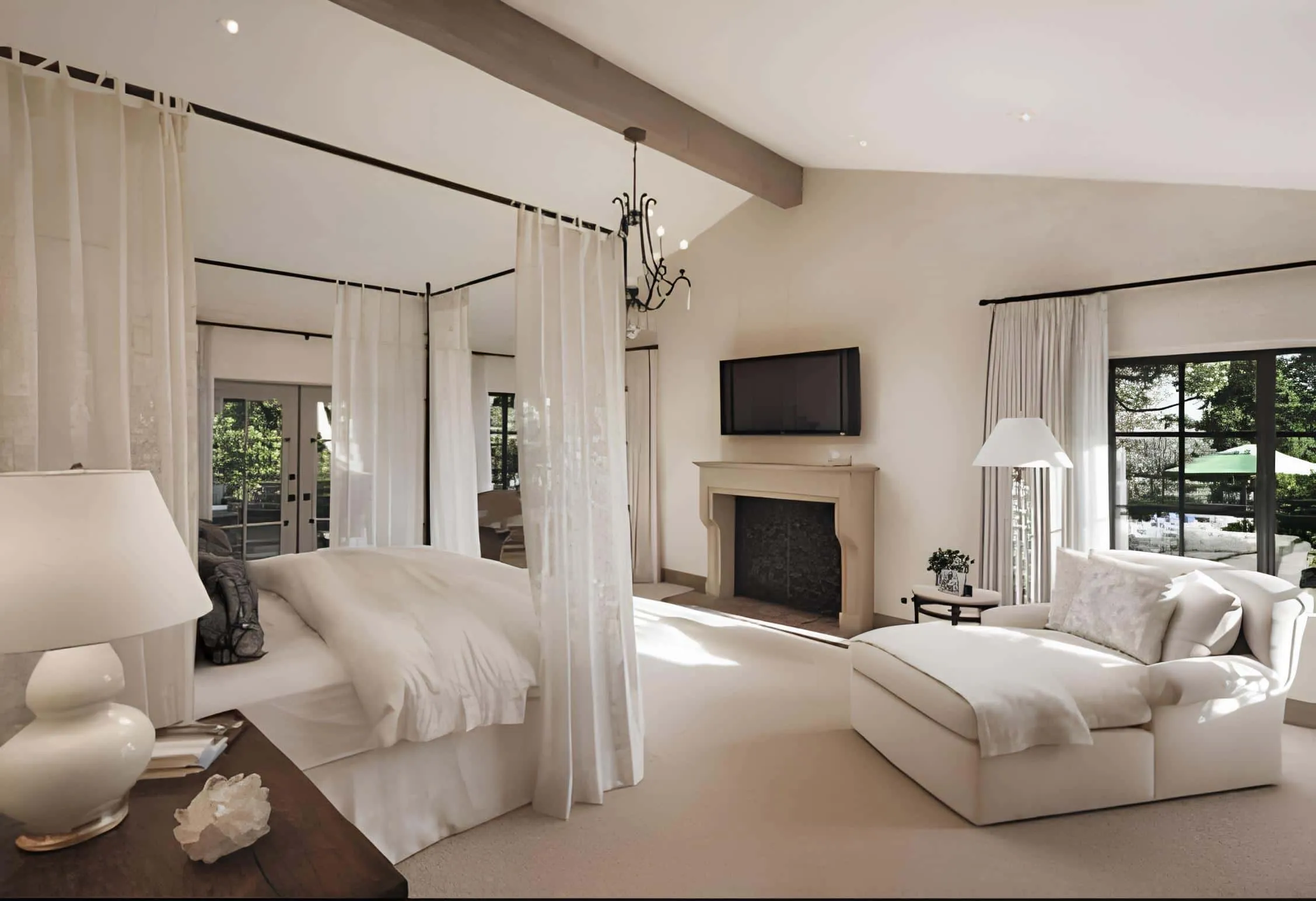 宽敞卧室配有四面床、壁炉和自然光线。