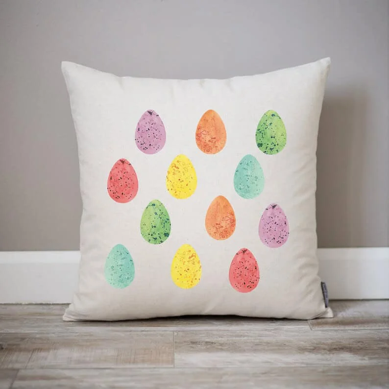 10. Almohada con pinturas acuáticas: Docena de huevos