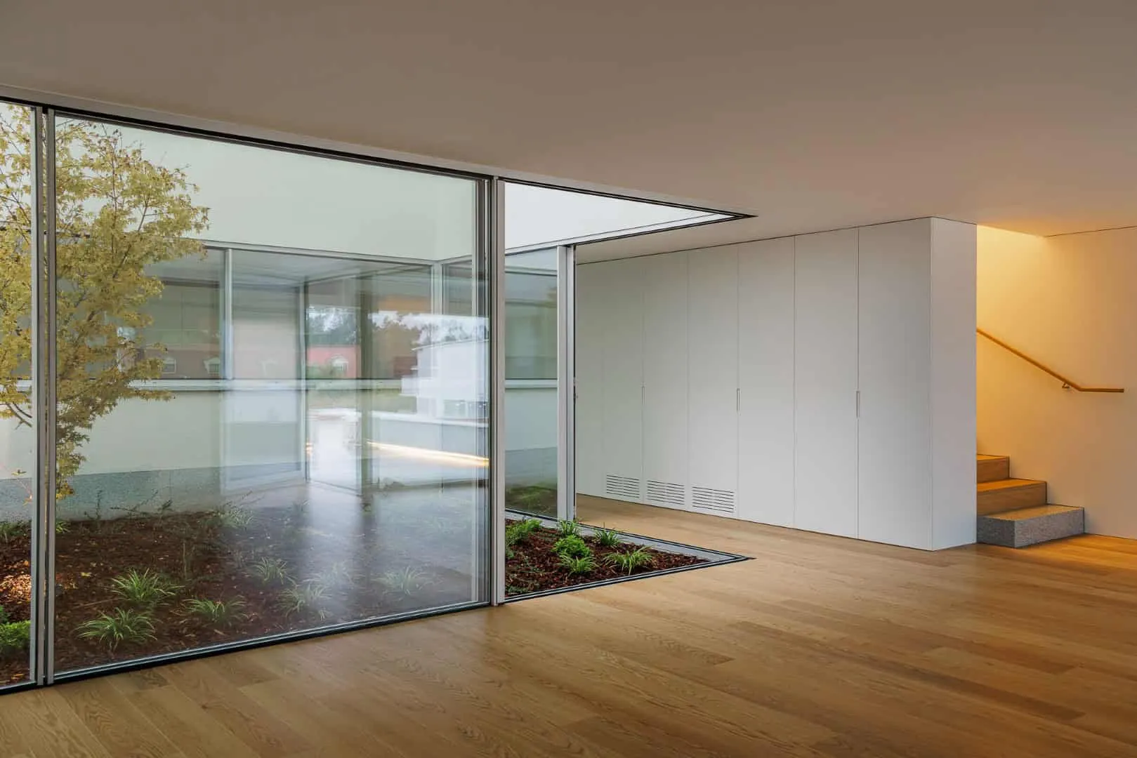 圣玛丽亚纳的现代简约白墙住宅，由赫尔德·达·罗奇建筑事务所设计，位于葡萄牙卢萨达