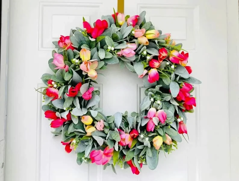 7. Вех з пуховими вушками і тюльпанами