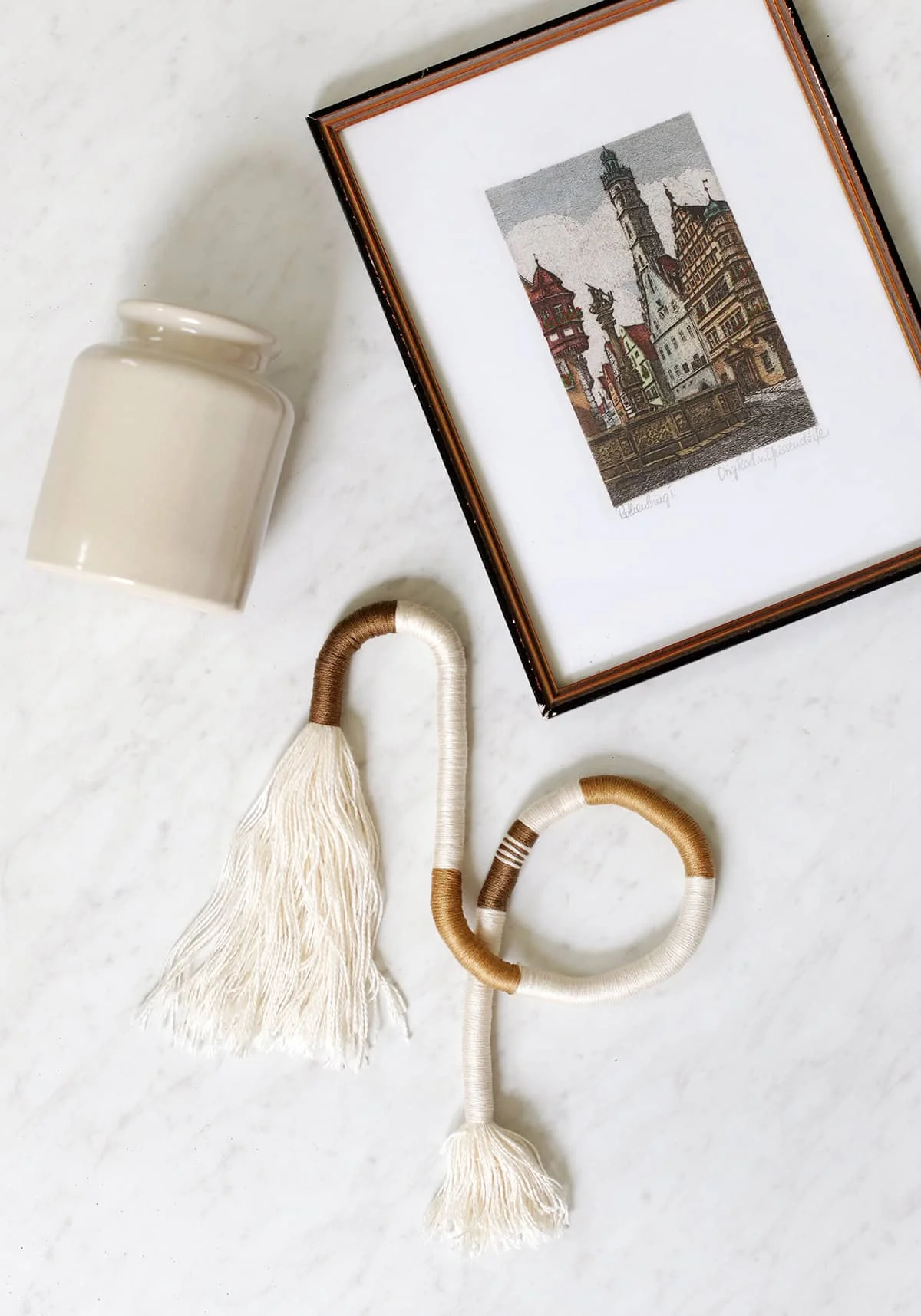 7. Tapiz de DIY hecho con fibras en la pared