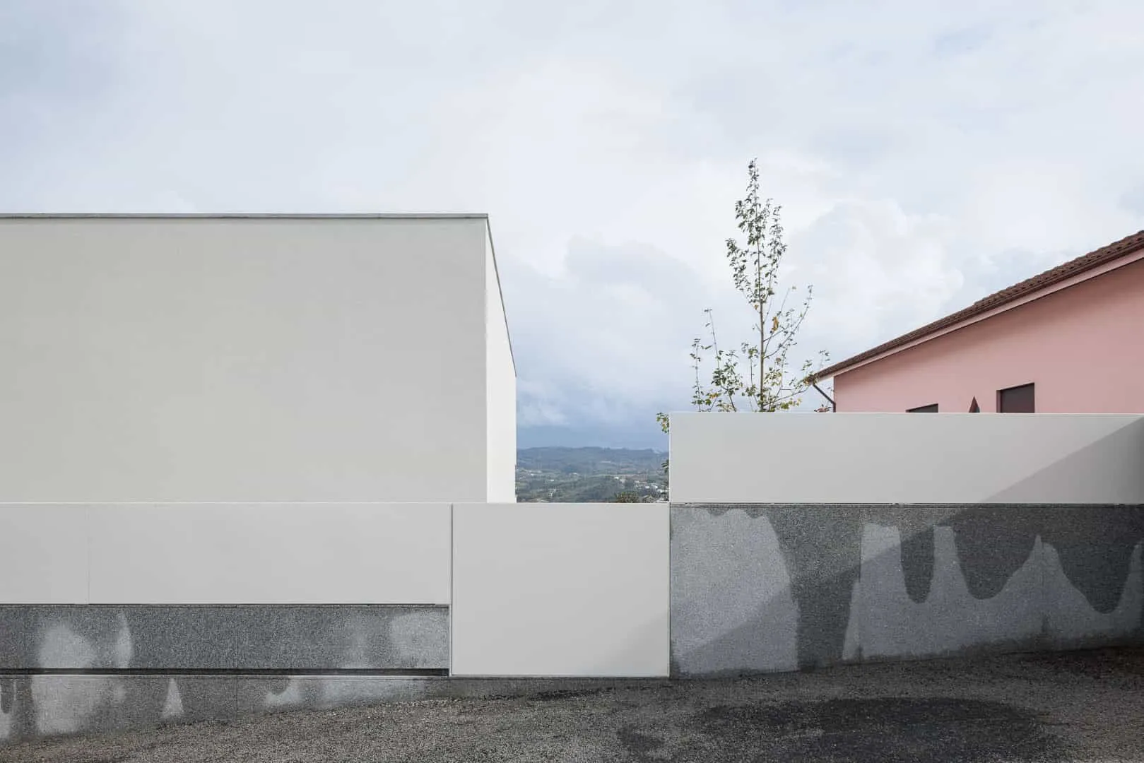 圣玛丽亚纳的现代简约白墙住宅，由赫尔德·达·罗奇建筑事务所设计，位于葡萄牙卢萨达