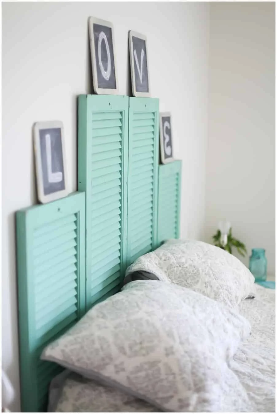 8. Decoración DIY para dormitorio — colchón vintage con persianas