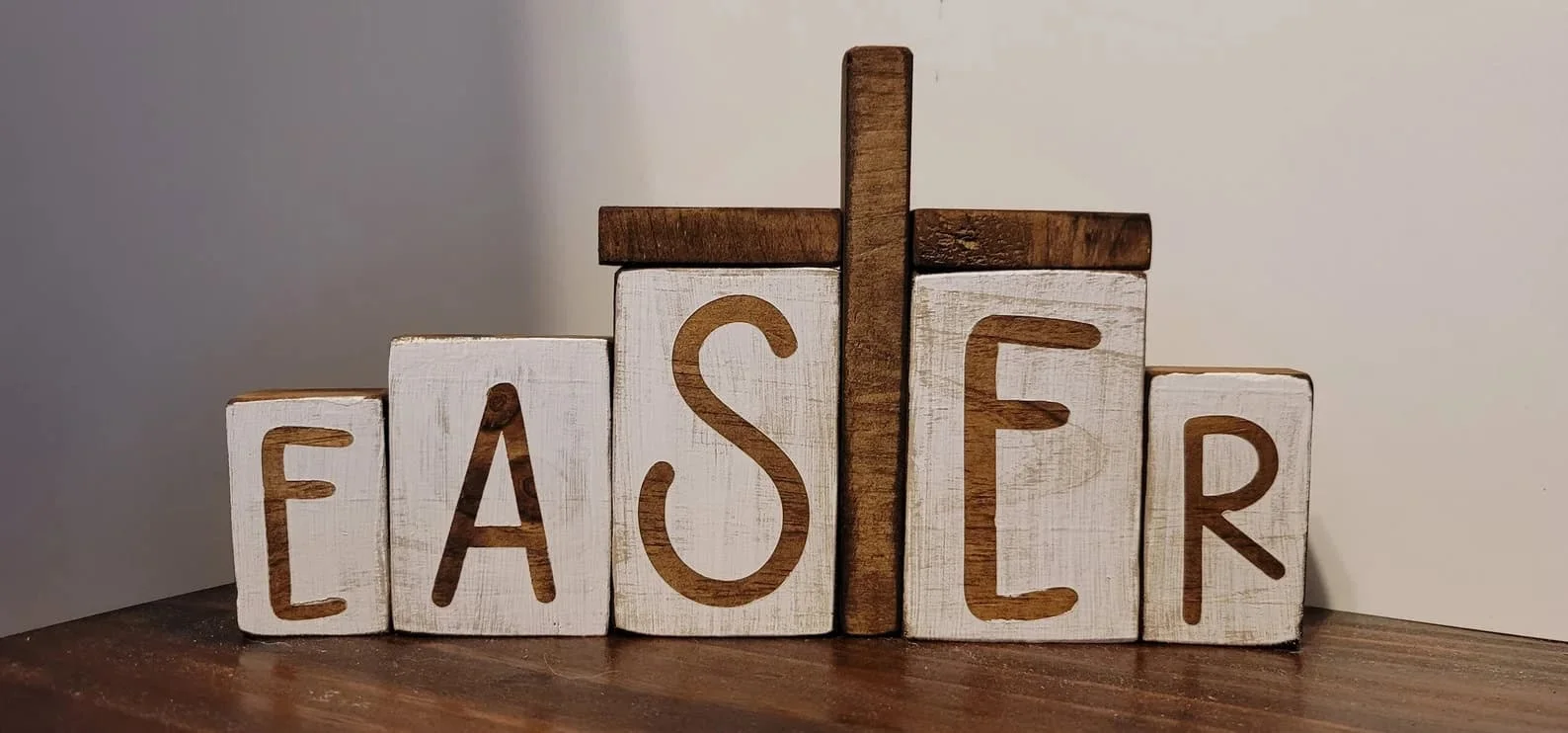 4. 带十字架的木块