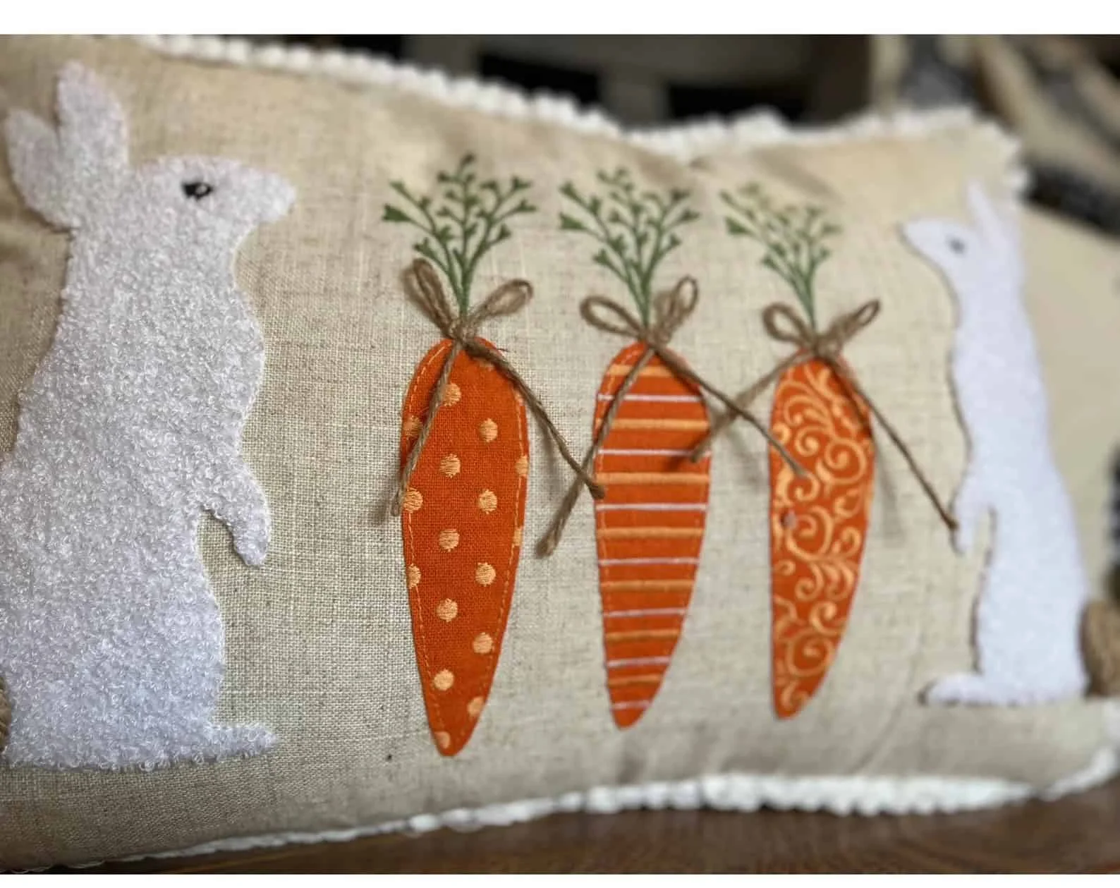 12. Almohada con estampado de zanahoria y conejo