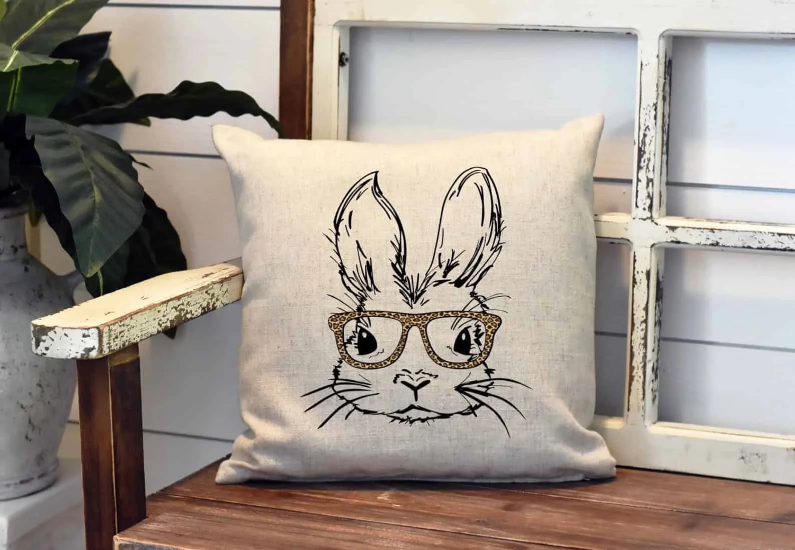 11. Almohada con conejo en estampado de leopardo