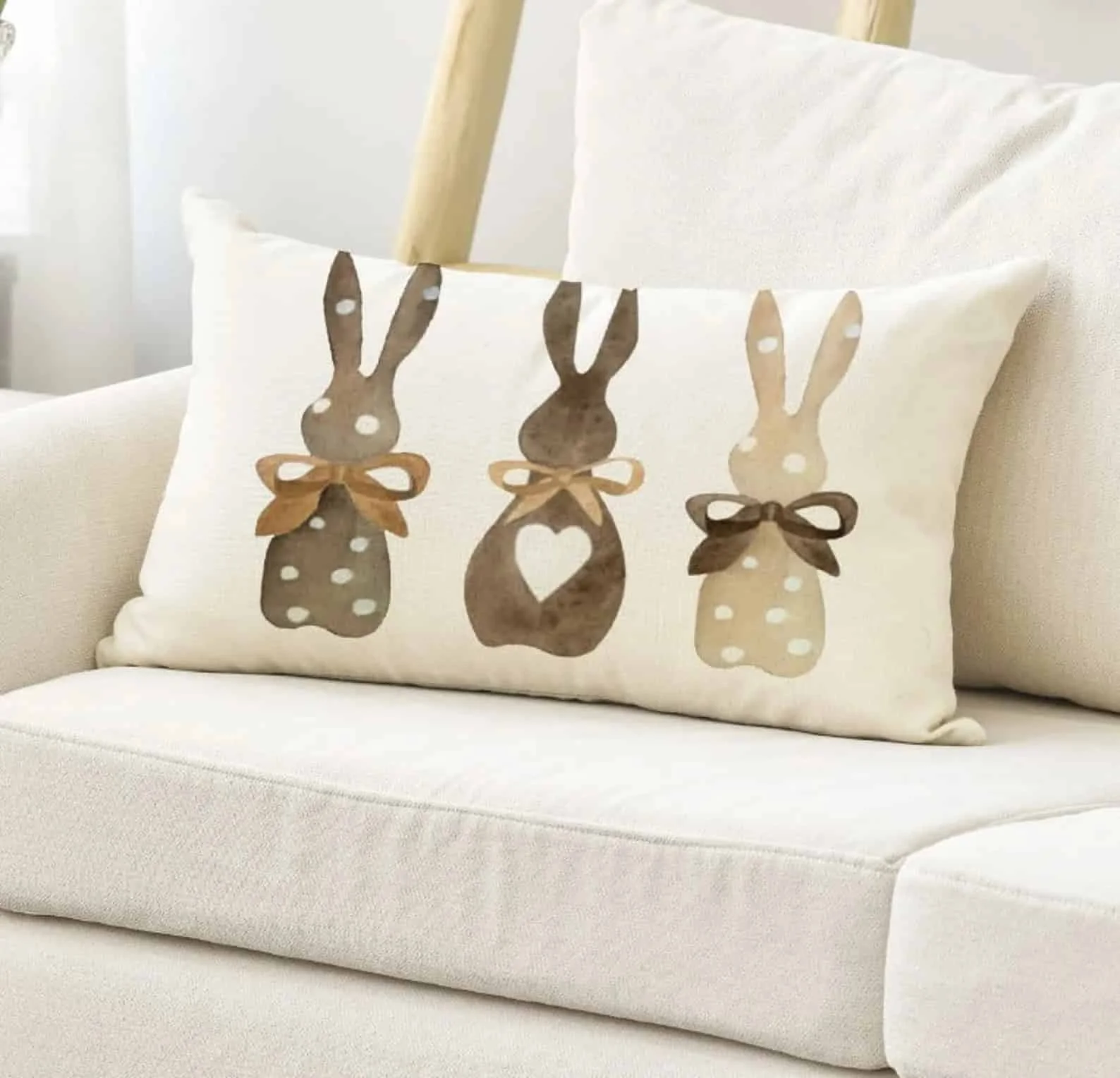 8. Almohada con conejo a cuadros