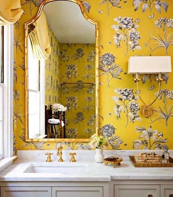 阳光爆发：在浴室中加入明亮的黄色以营造愉快氛围