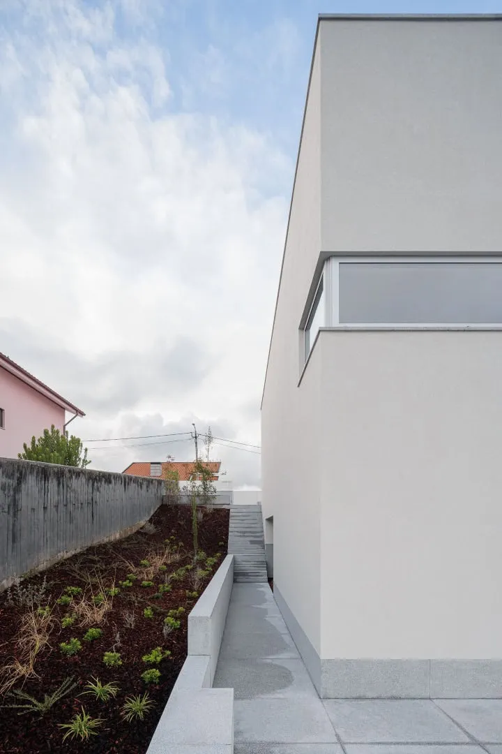 圣玛丽亚纳的现代简约白墙住宅，由赫尔德·达·罗奇建筑事务所设计，位于葡萄牙卢萨达