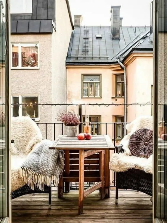 用这些巧妙的桌子为您的阳台获取灵感