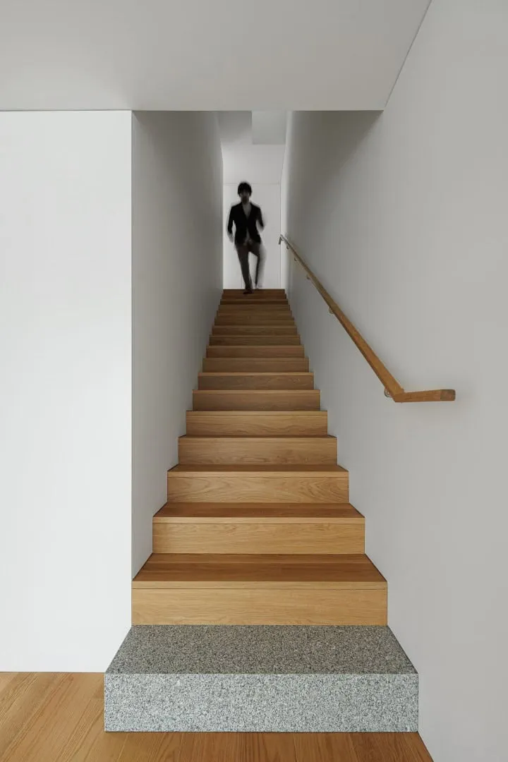 圣玛丽亚纳的现代简约白墙住宅，由赫尔德·达·罗奇建筑事务所设计，位于葡萄牙卢萨达