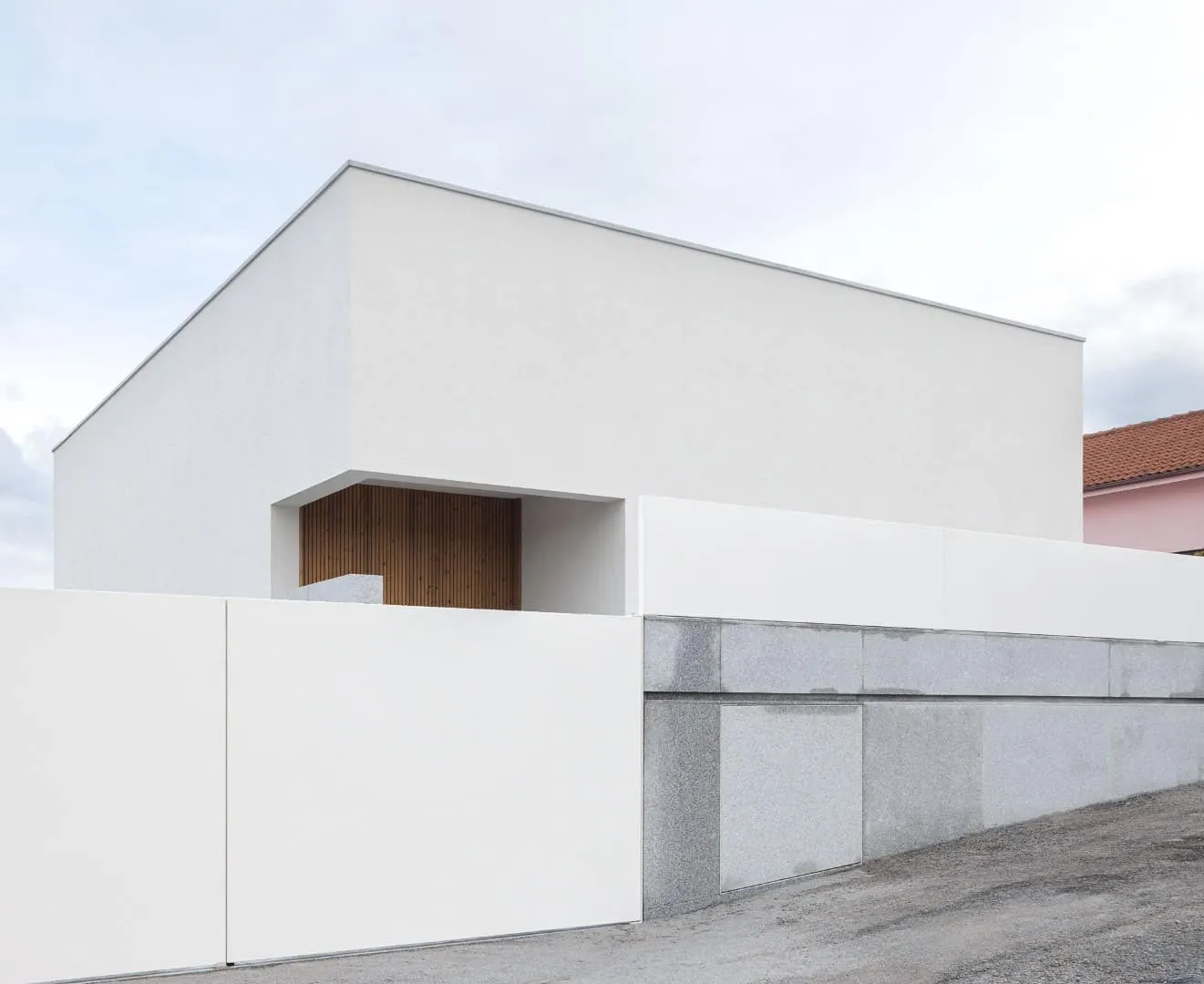 圣玛丽亚纳的现代简约白墙住宅，由赫尔德·达·罗奇建筑事务所设计，位于葡萄牙卢萨达