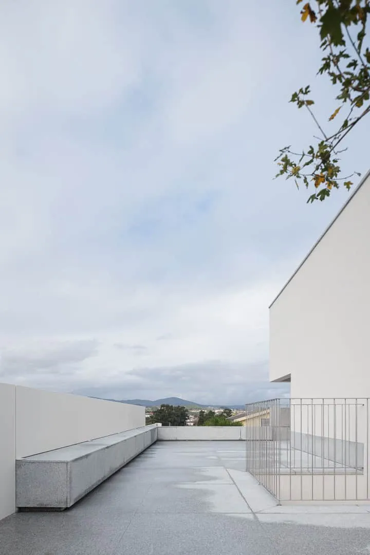 圣玛丽亚纳的现代简约白墙住宅，由赫尔德·达·罗奇建筑事务所设计，位于葡萄牙卢萨达