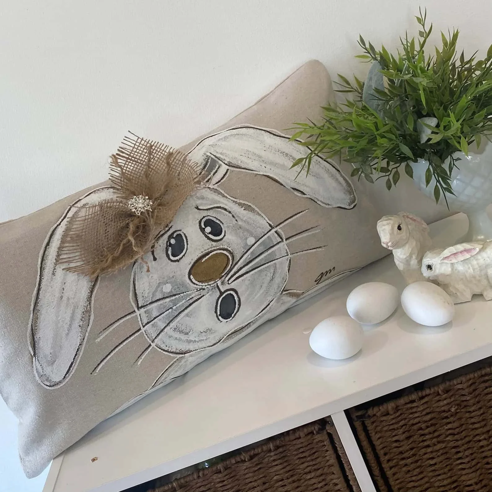 10. Almohada con conejo de orejas suaves