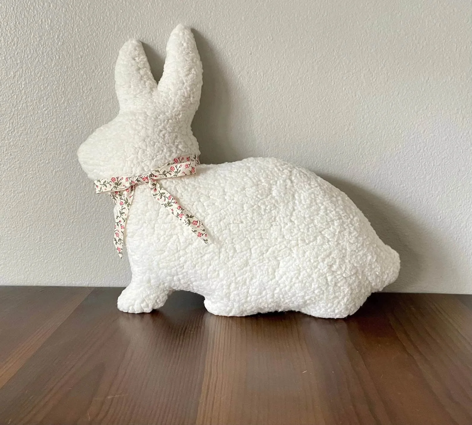 5. Almohada suave con forma de conejo