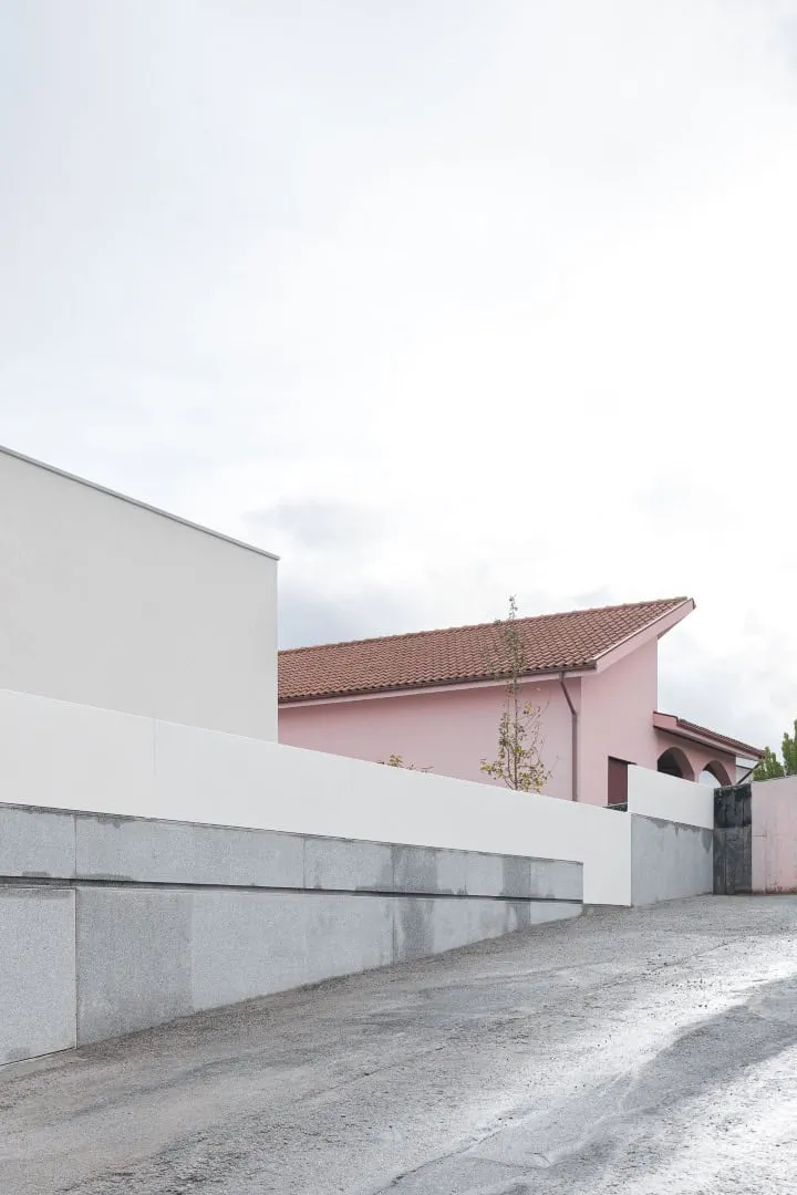 圣玛丽亚纳的现代简约白墙住宅，由赫尔德·达·罗奇建筑事务所设计，位于葡萄牙卢萨达