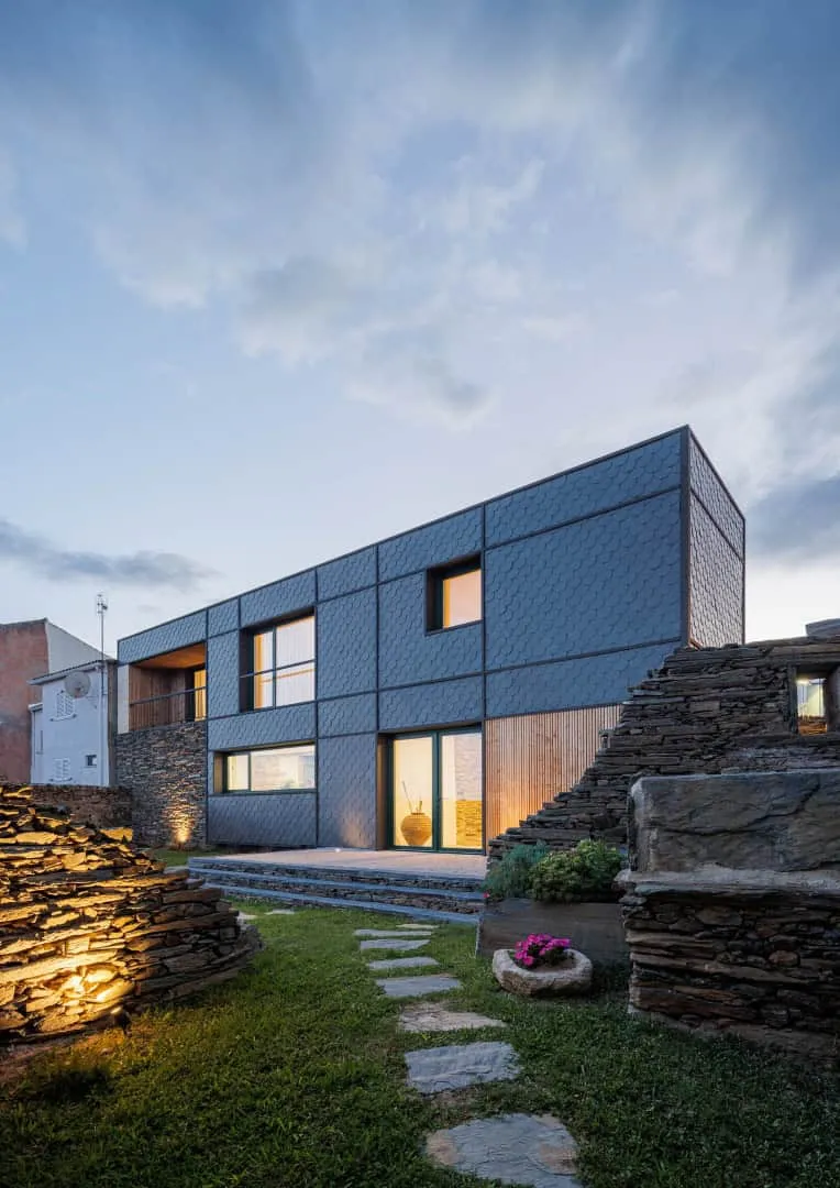 Casa Caldeira según el proyecto de Filippe Pina en Vila Nova de Foz Côa, Portugal