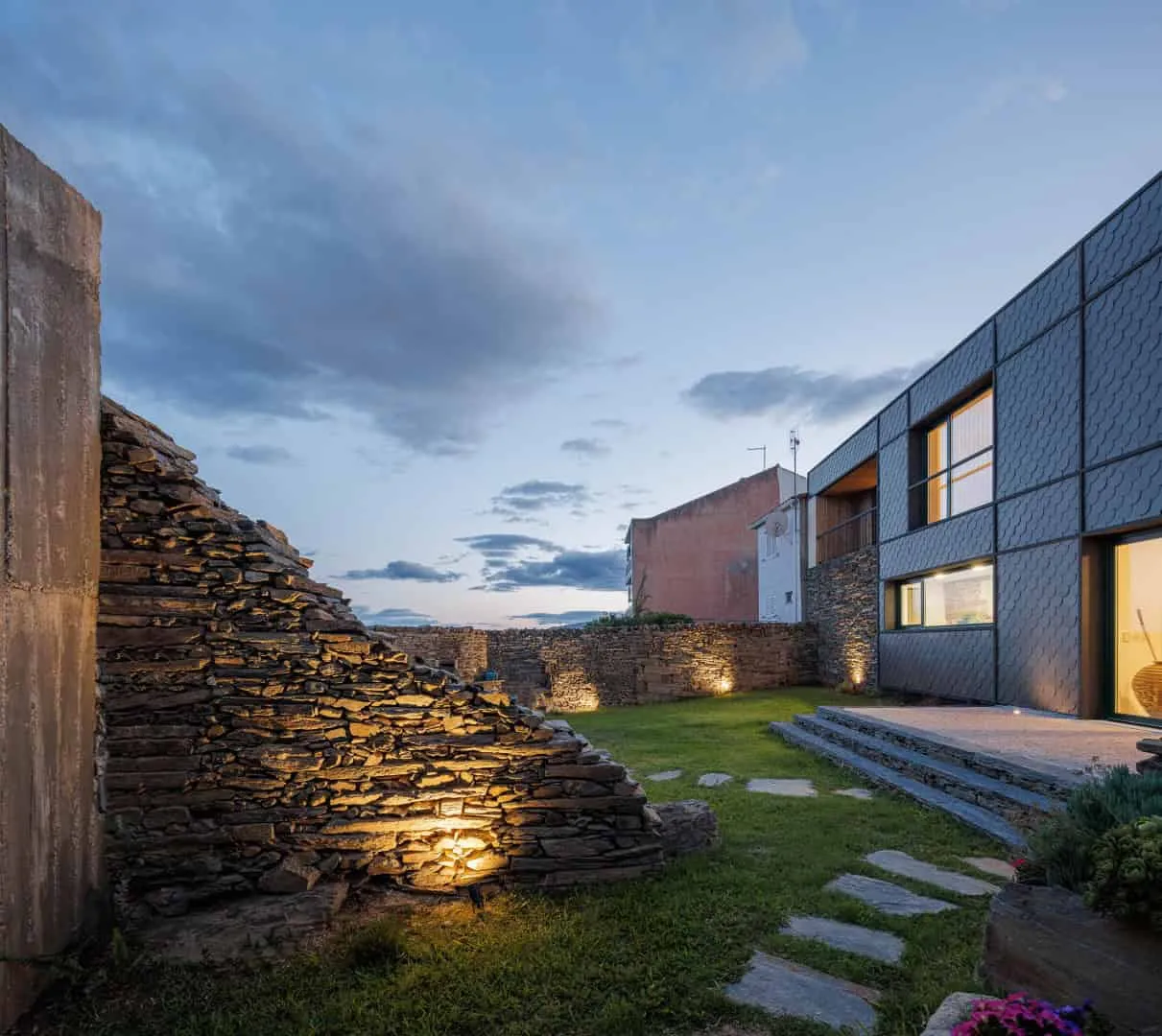 Casa Caldeira según el proyecto de Filippe Pina en Vila Nova de Foz Côa, Portugal