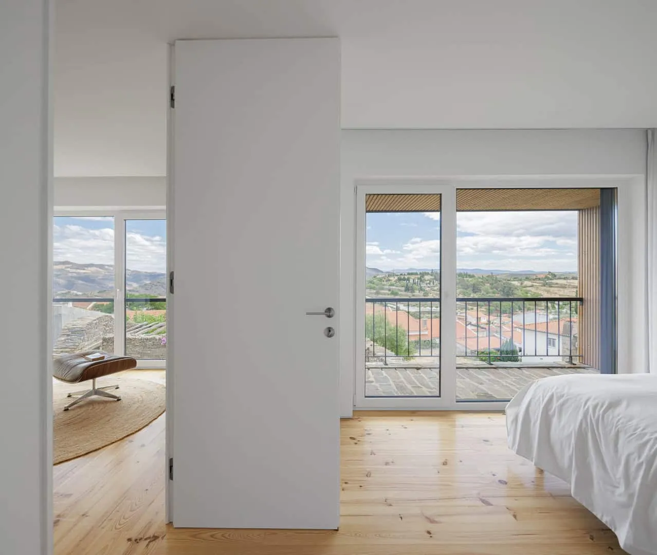 Casa Caldeira según el proyecto de Filippe Pina en Vila Nova de Foz Côa, Portugal