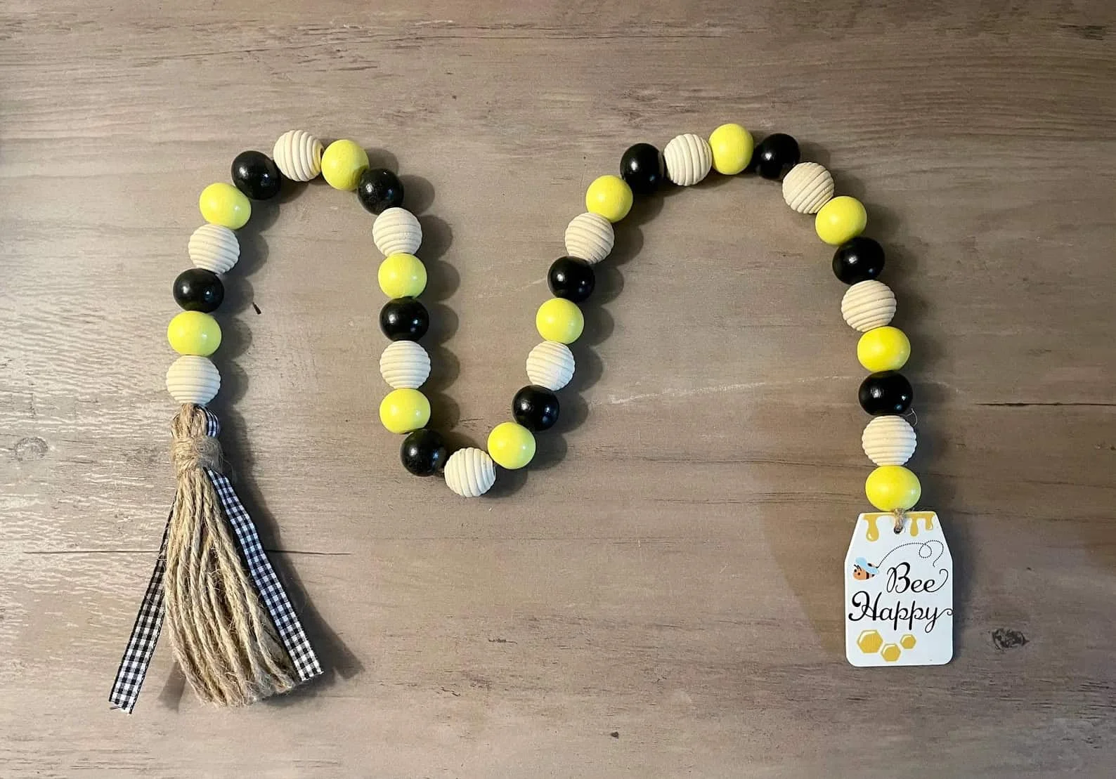 15. Cuentas de madera primaverales con abeja