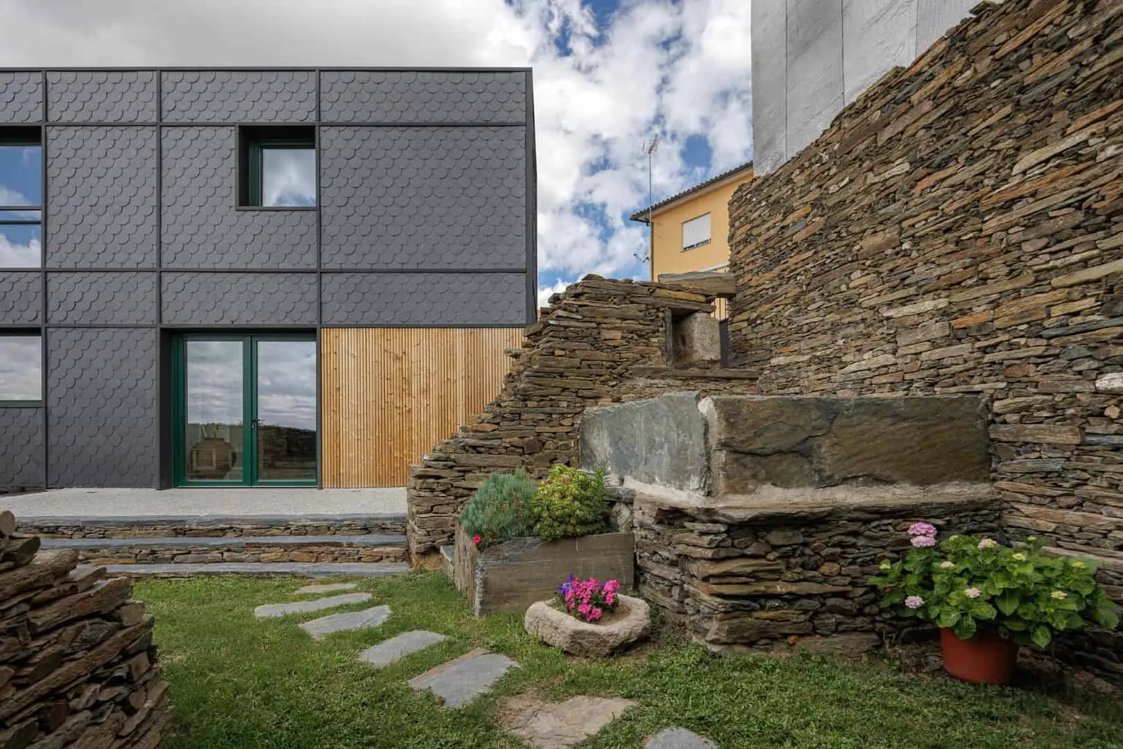 Casa Caldeira según el proyecto de Filippe Pina en Vila Nova de Foz Côa, Portugal