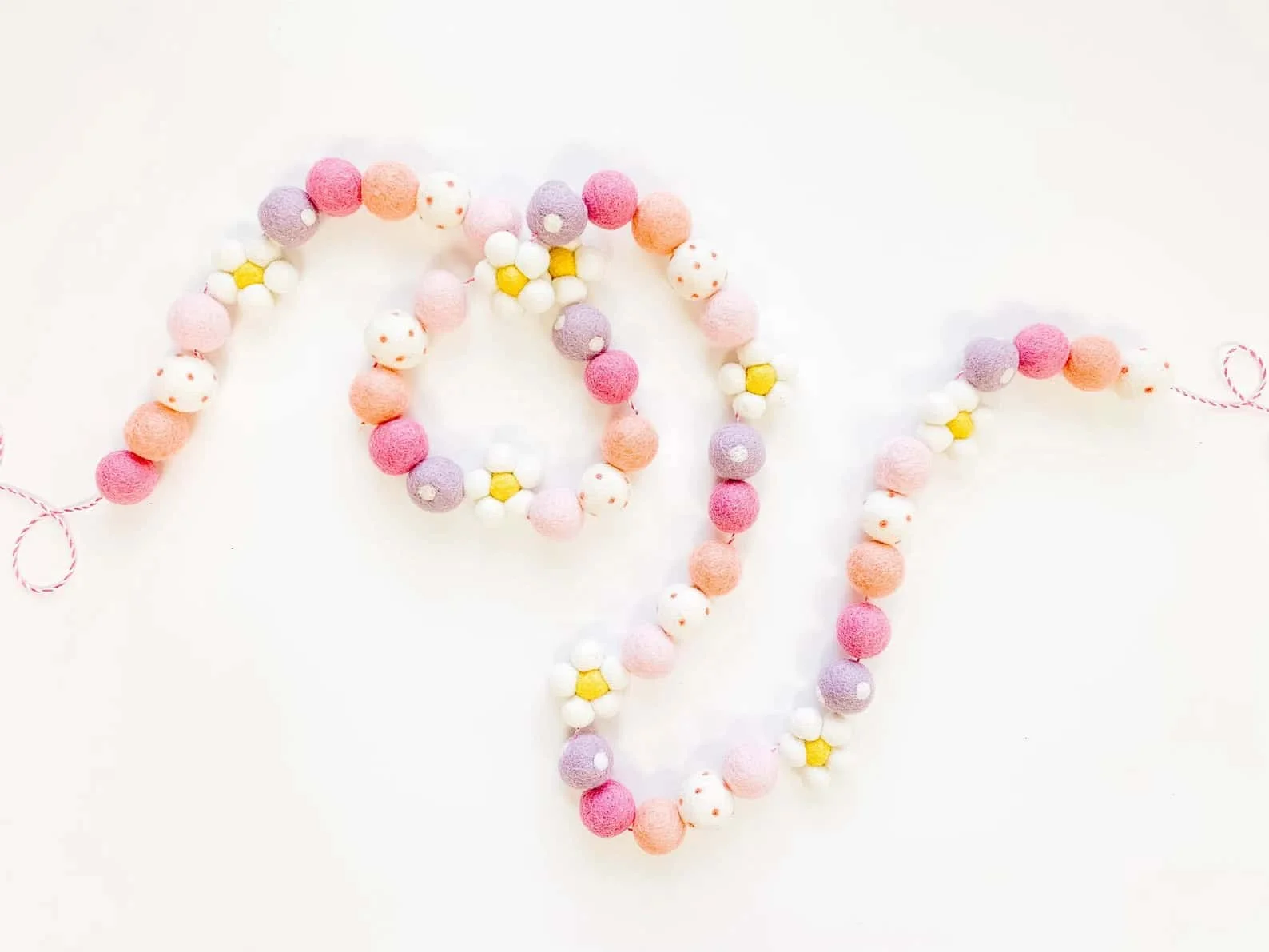 7. Guirlandas de feltro con globos primaverales