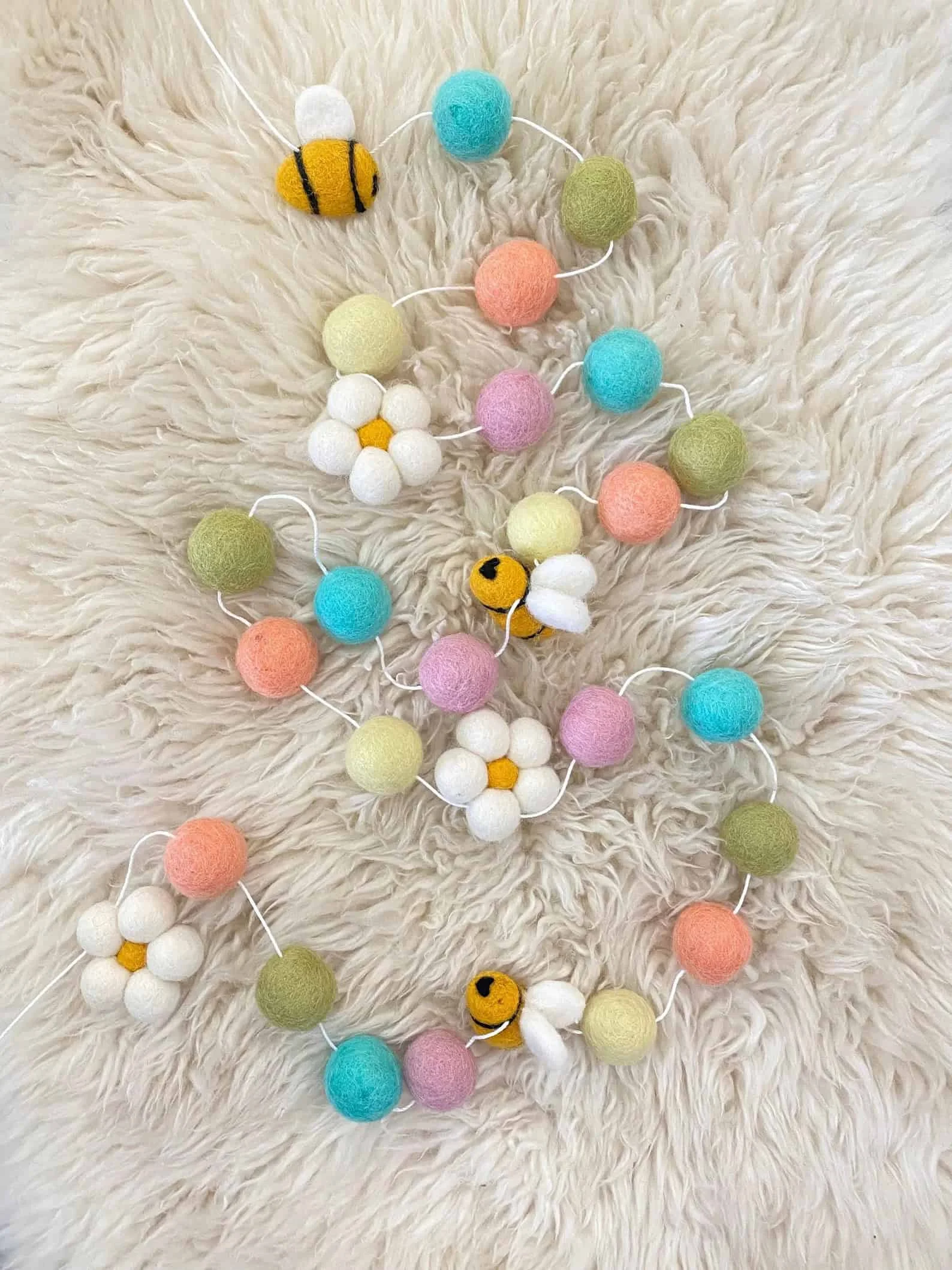 5. Guirlanda con abeja y margaritas