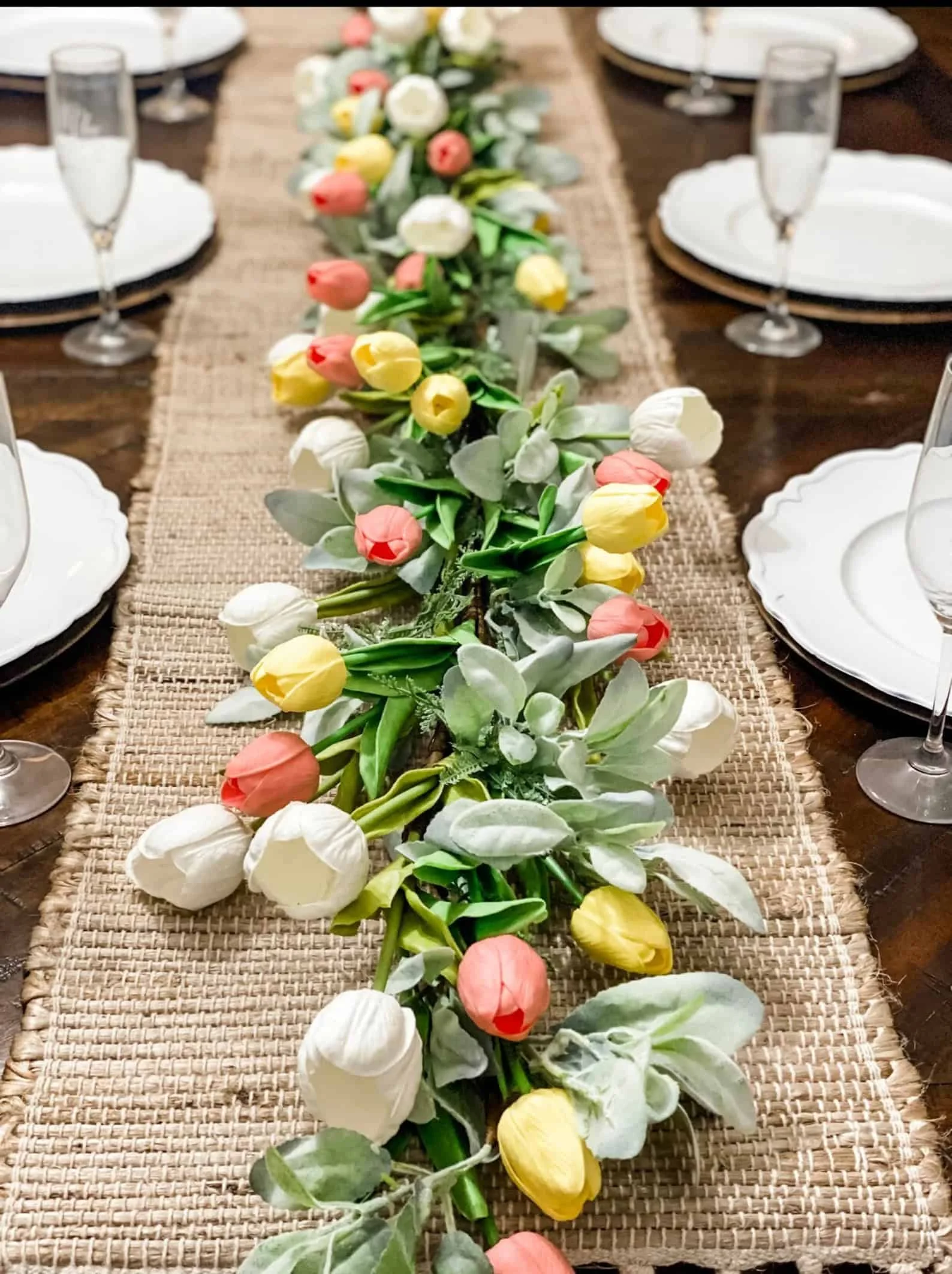 14. Guirlanda primaveral con tulipanes