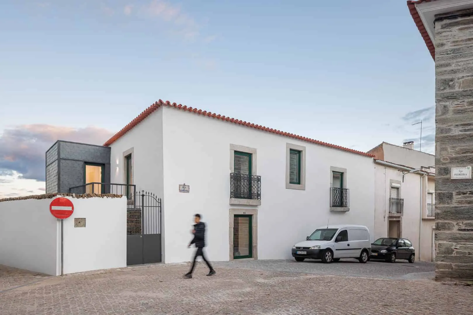 Casa Caldeira según el proyecto de Filippe Pina en Vila Nova de Foz Côa, Portugal