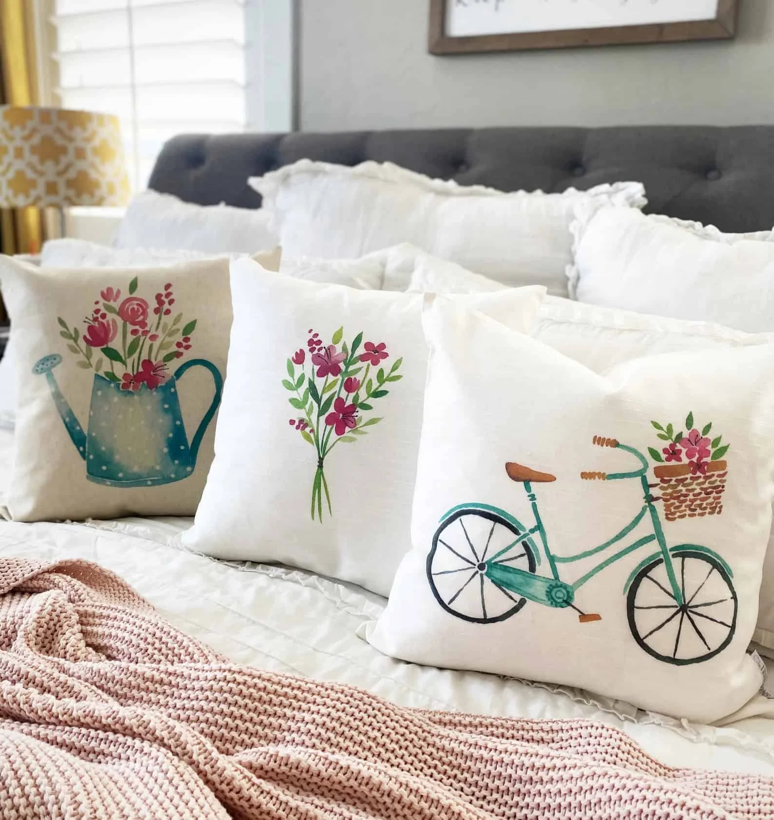 4. Almohada 'Feliz primavera'