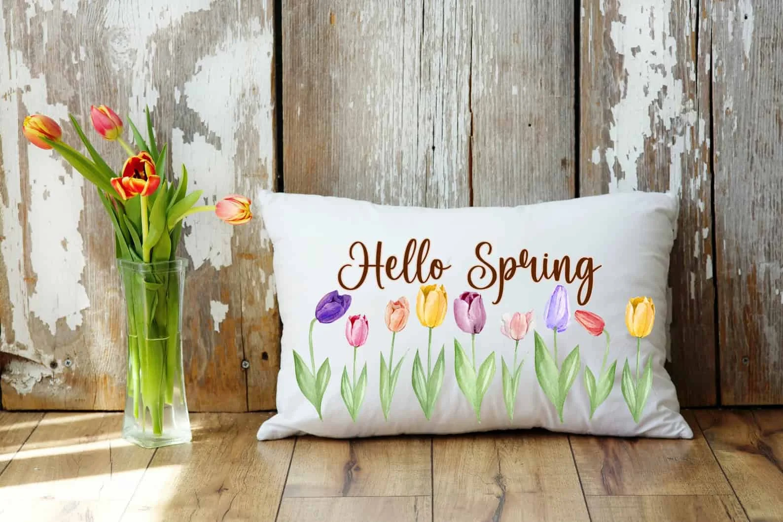 6. ¡Hola primavera! Almohada con pinturas acuáticas y tulipanes